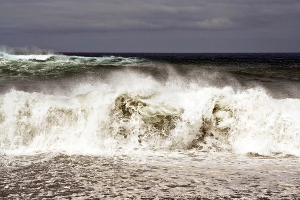 Ondas pesadas com crista de onda branca na tempestade — Fotografia de Stock