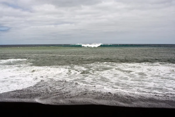Schwere Wellen mit weißem Wellenkamm im Sturm — Stockfoto