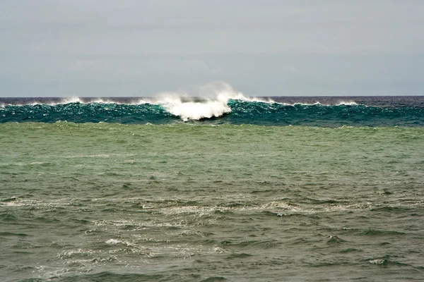 Schwere Wellen mit weißem Wellenkamm im Sturm — Stockfoto