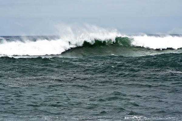 Тяжелые волны с белым гребнем волны в шторм — стоковое фото