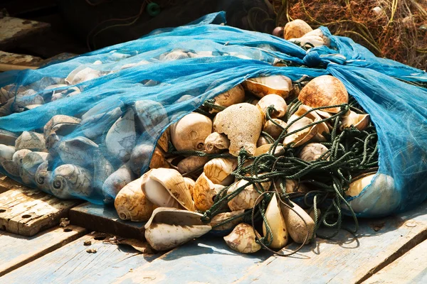 Рыболовные сети будут высушены в маленькой деревне — стоковое фото