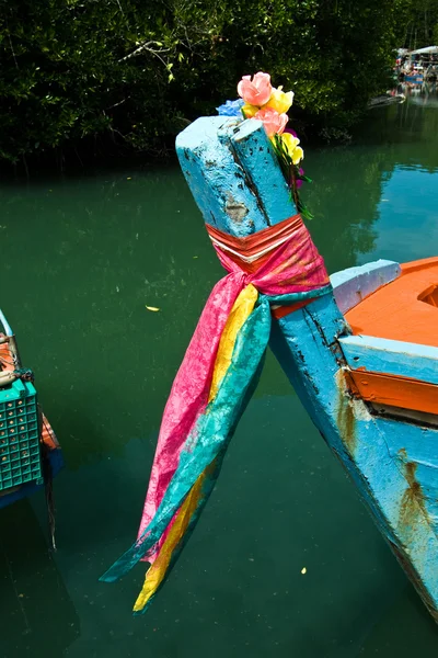Colorfol fisherboats i en liten by i koh chang, thailand — Stockfoto