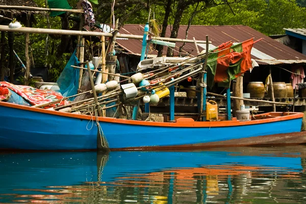 Hütten und bunte Fischerboote auf den Mangrovenwiesen — Stockfoto