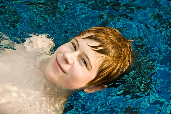 Chlapec s červenými vlasy v bazénu — Stock fotografie