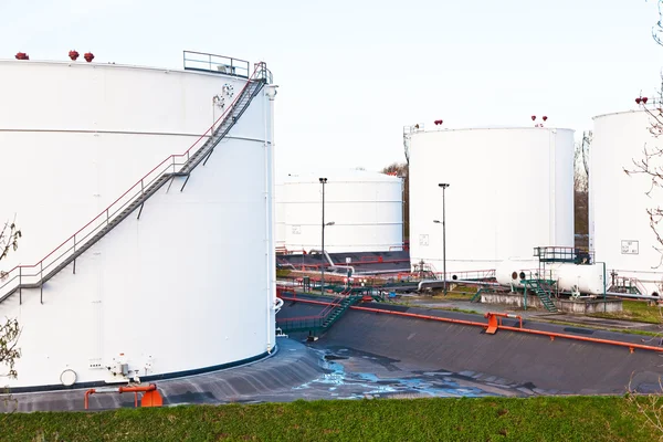 Білі резервуари для бензину та нафти на фермі з блакитним небом — стокове фото