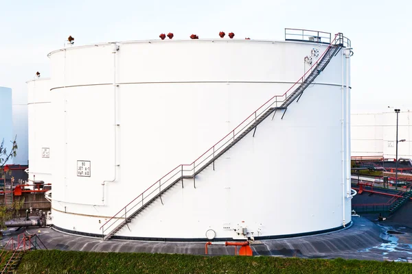 Bílé nádrže na benzín a olej na tankové farmě s modrou oblohou — Stock fotografie