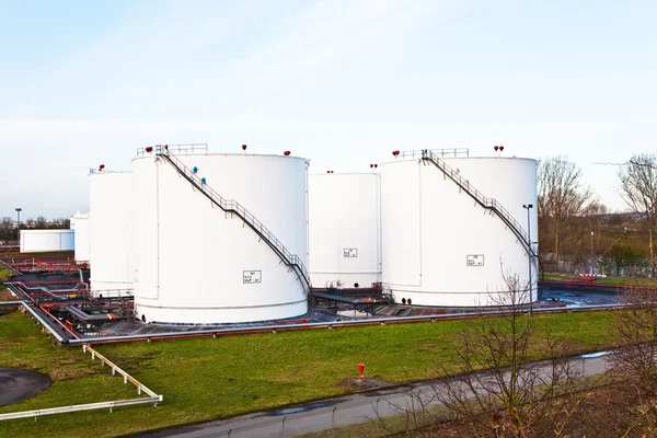 Λευκές δεξαμενές για βενζίνη και πετρέλαιο σε δεξαμενή αγρόκτημα με γαλάζιο ουρανό — Φωτογραφία Αρχείου
