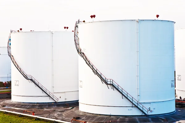 Tanques brancos para gasolina e óleo na fazenda tanque com céu azul — Fotografia de Stock
