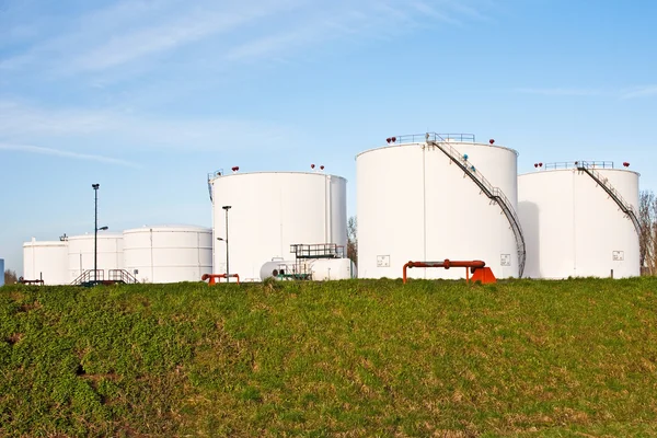 Witte tanks voor benzine en olie in tankboerderij met blauwe lucht — Stockfoto