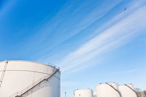 Białe zbiorniki na benzynę i olej w gospodarstwie zbiornikowym z niebieskim niebem — Zdjęcie stockowe