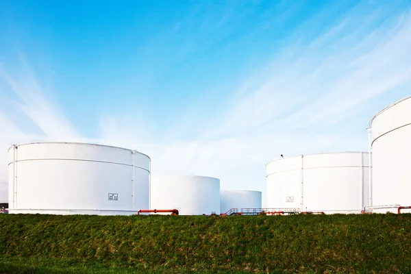 Tanques blancos para gasolina y aceite en granja de tanques con cielo azul —  Fotos de Stock