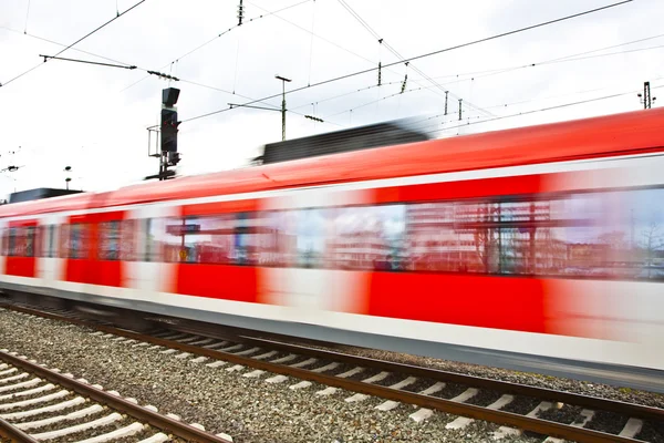 Comboio sai da estação com velocidade — Fotografia de Stock