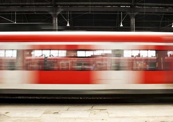 Red train in motion in the station — Stock Photo, Image