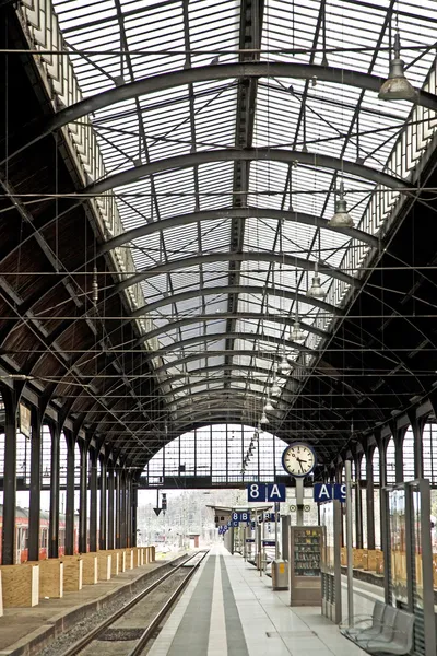 Estación de tren de hierro clasicista desde el interior — Foto de Stock