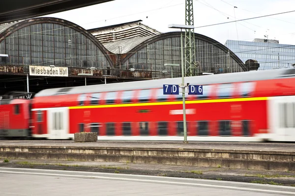 Zug fährt in klassizistischen Eisenbahnhof ein — Stockfoto