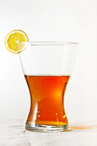 Fetta di limone nella parte superiore del bicchiere — Foto Stock