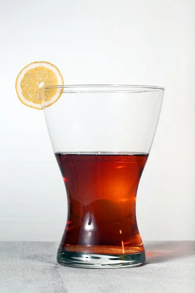 ชิ้นมะนาวที่ด้านบนของแก้ว — ภาพถ่ายสต็อก