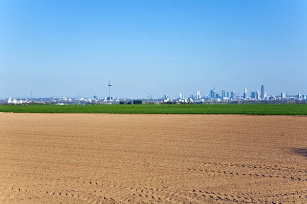 Freshly ploughed fields with skyline of Frankfurt — Stock Photo, Image