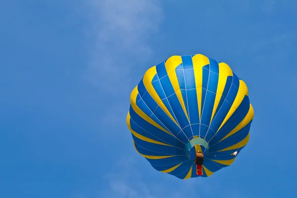 Luftballong i molnig himmel — Stockfoto