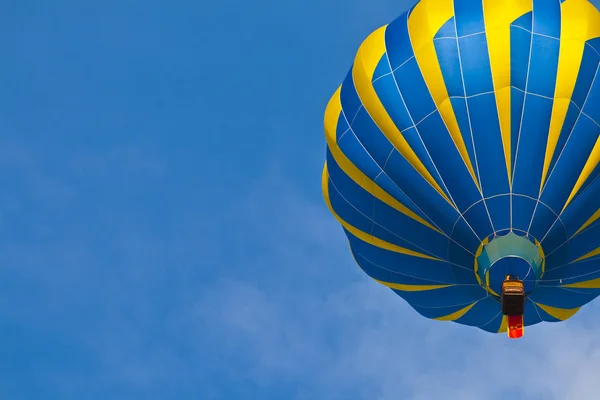 曇り空で、熱気球 — ストック写真