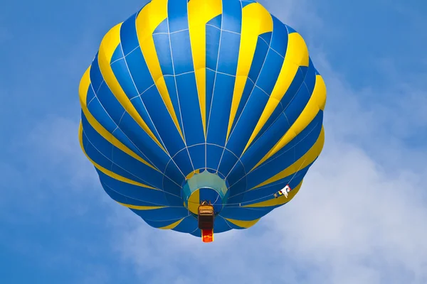 Bulutlu gökyüzü yılında sıcak hava balonu — Stok fotoğraf