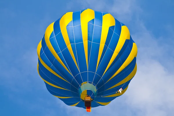 Hőlégballon felhős ég — Stock Fotó