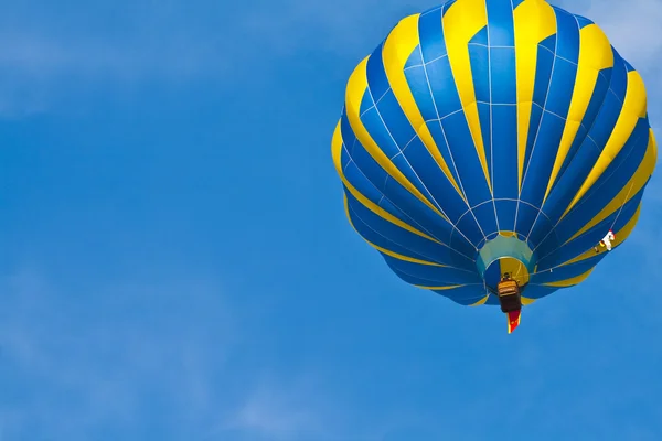 Balão de ar quente no céu nublado — Fotografia de Stock