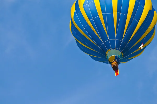Hete luchtballon in bewolkte hemel — Stockfoto