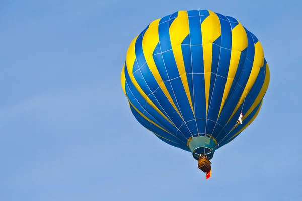 Bulutlu gökyüzü yılında sıcak hava balonu — Stok fotoğraf