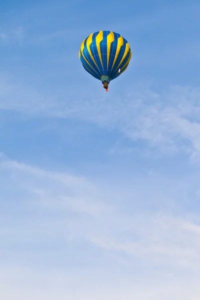 Ballon à air chaud dans un ciel nuageux — Photo