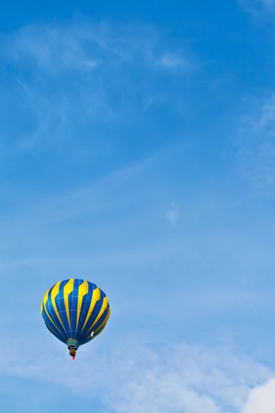 Luftballong i molnig himmel — Stockfoto