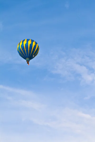 Повітряній кулі в хмарного неба — стокове фото