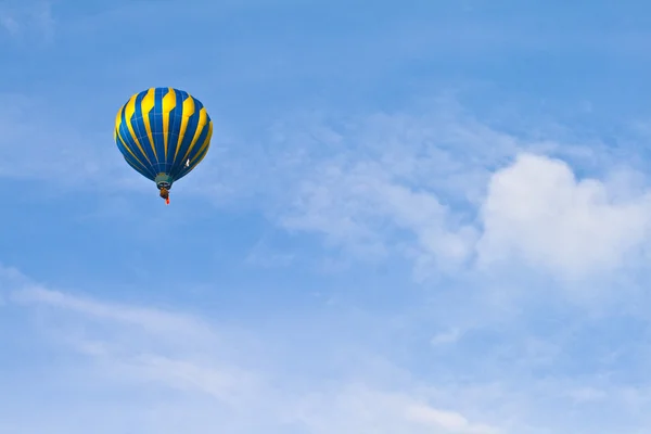 Heißluftballon am bewölkten Himmel — Stockfoto