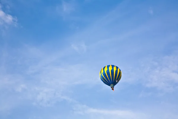 Hete lucht ballonnen met vliegtuigen — Stockfoto