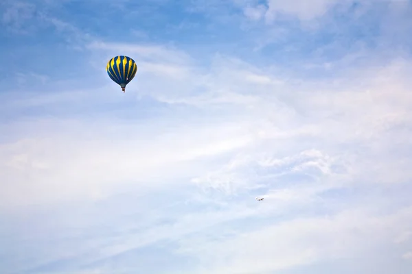 Hete lucht ballonnen met vliegtuigen — Stockfoto