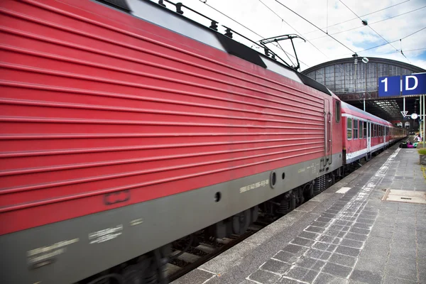 赤い電車が駅を出発します。 — ストック写真