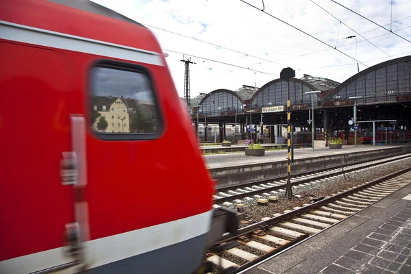 赤い電車が駅を出発します。 — ストック写真