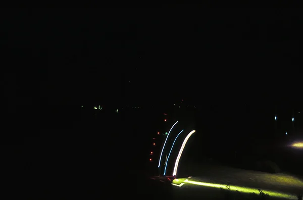 Спасательный вертолет приземляется и стартует в темноте — стоковое фото