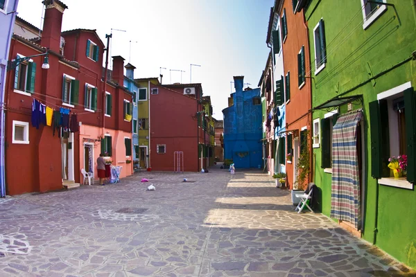 Kleurrijke gevel van een oude fisher huis en street in het dorp van burano — Stockfoto