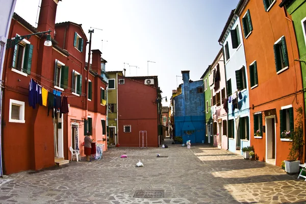 Colorful facade of an old fisher house and street in the village of Burano — Stock Photo, Image