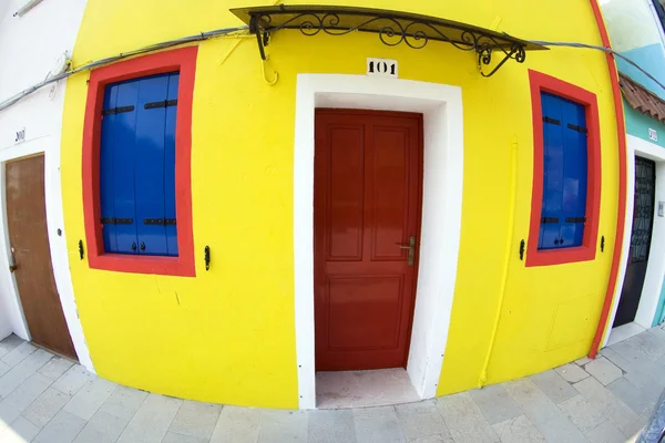 Fachada colorida de uma antiga casa de pescadores na aldeia de Burano, perto de Veneza — Fotografia de Stock