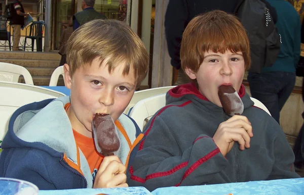 Los niños están disfrutando del helado —  Fotos de Stock