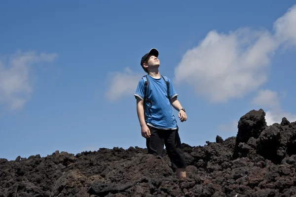 Pojke på vandringsled genom vulkaniska området — Stockfoto