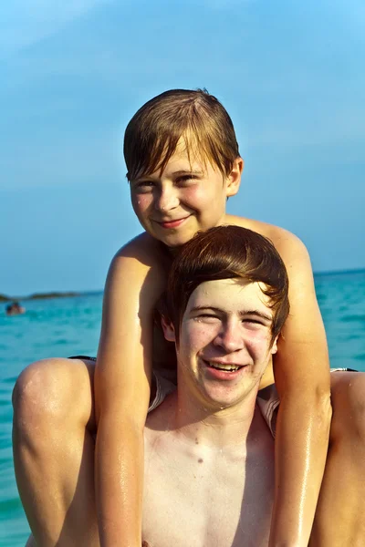 형제 놀고 함께 아름 다운 바다에서 크리스탈 cl — 스톡 사진
