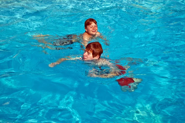 Children having fun in the pool — Stock Photo, Image