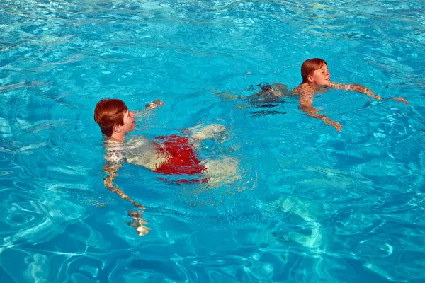 Παιδιά διασκεδάζουν στην πισίνα — Φωτογραφία Αρχείου