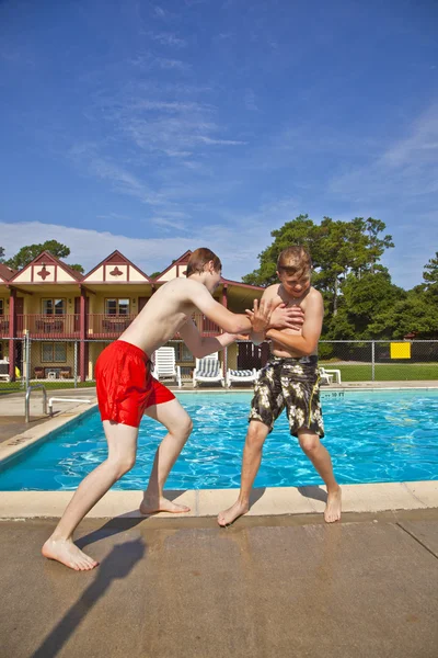 Broers plezier bij het zwembad — Stockfoto