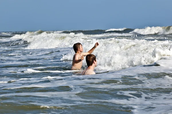 欣赏美丽的海洋和海滩男孩 — 图库照片