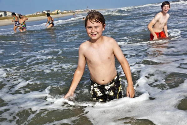Мальчик наслаждается прекрасным океаном и пляжем — стоковое фото