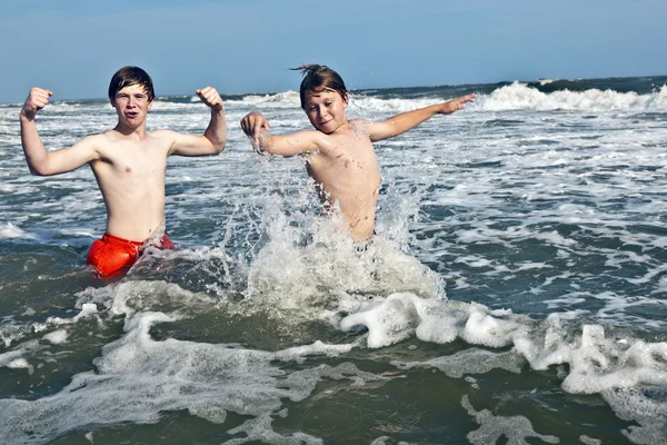 Meninos desfrutando do belo oceano e da praia — Fotografia de Stock